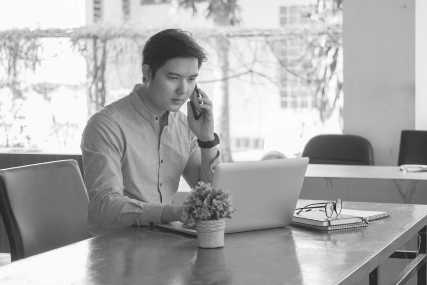 Equipo de calyprothion trabajando en consultoría financiera personalizada